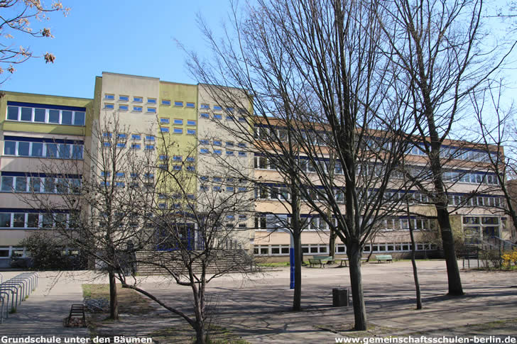 Grundschule unter den Bäumen